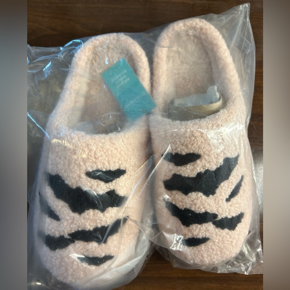 NWT Maurices Pink Halloween Bat Plush Slippers Size S/M - Picture 3 of 7